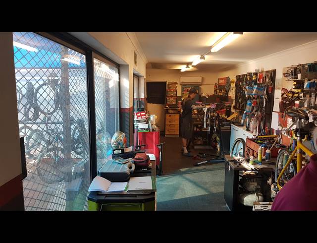 200M² BUSINESS TO LET IN BELLVILLE CENTRAL